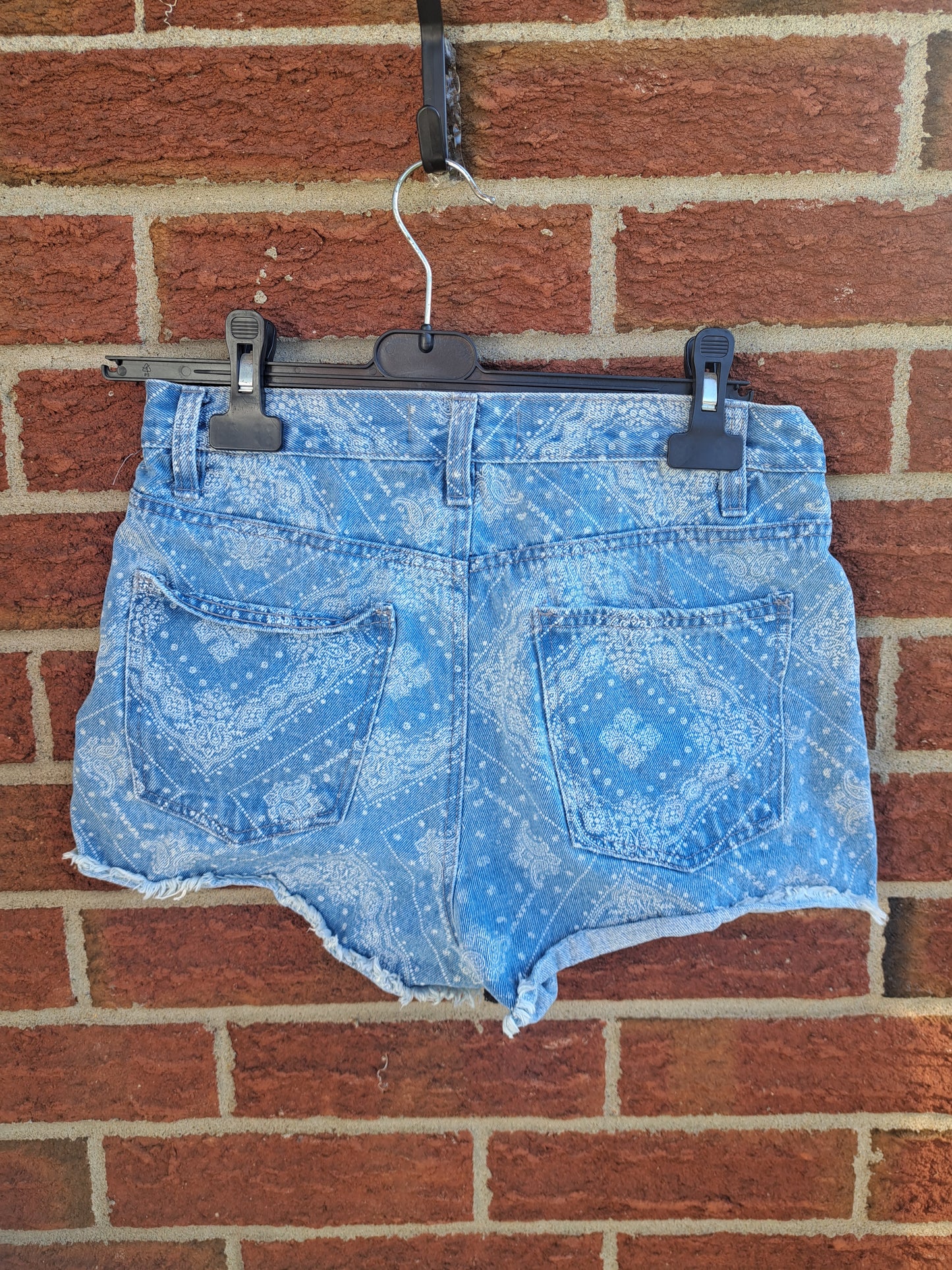 Short courte en jeans avec motif blanc