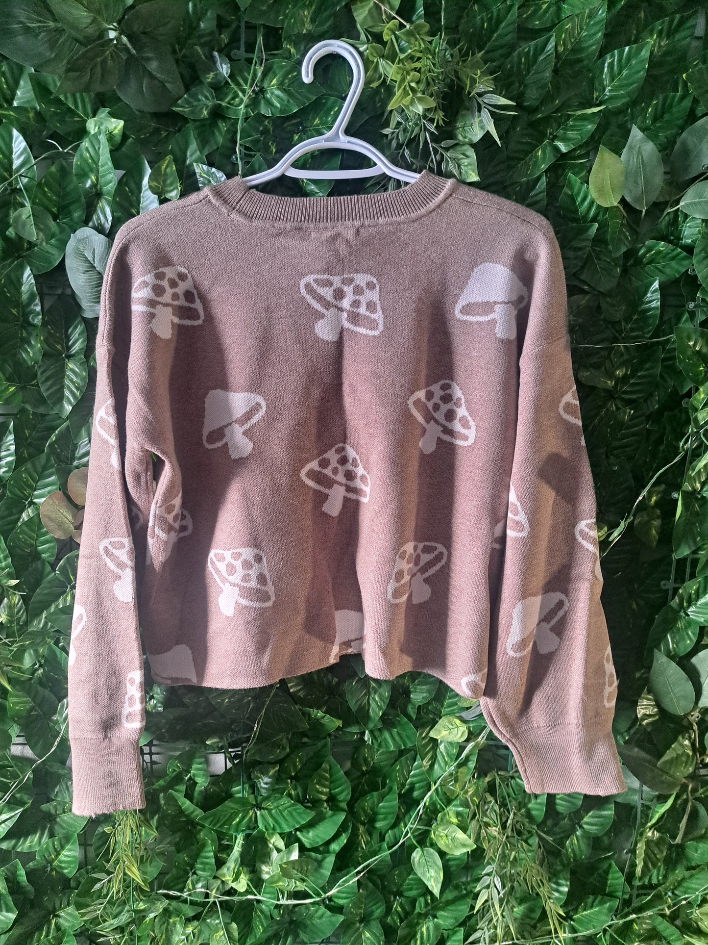 Chandail beige à manches longues avec motifs champignons