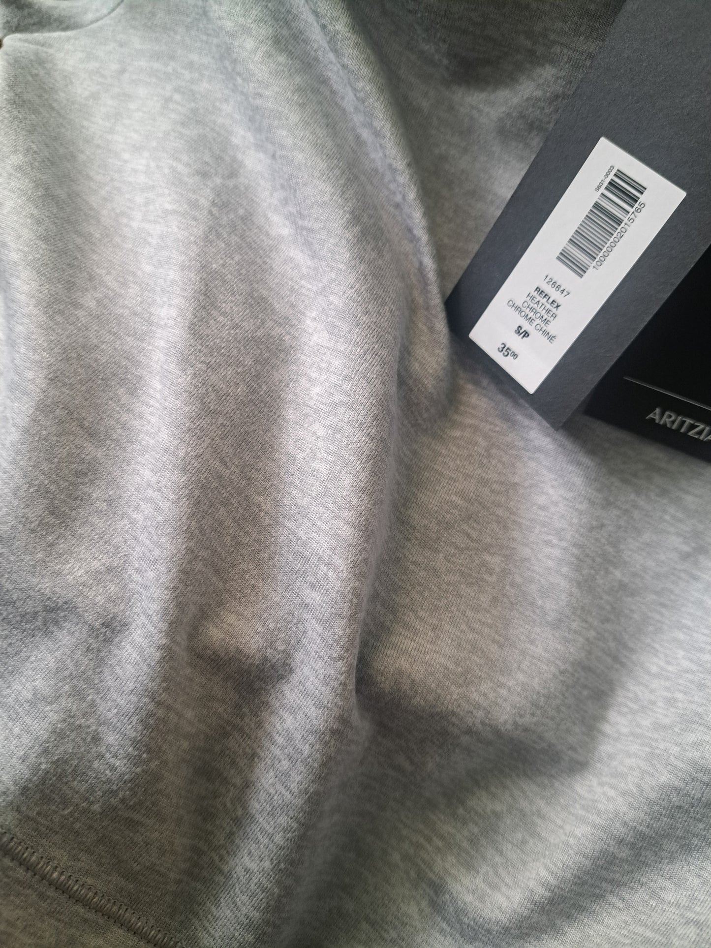 T-shirt gris pâle à manches courtes avec étiquette Aritzia