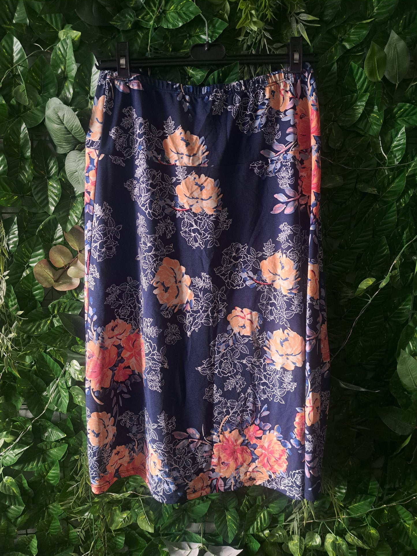 Jupe mi-longue bleue et fleurie
