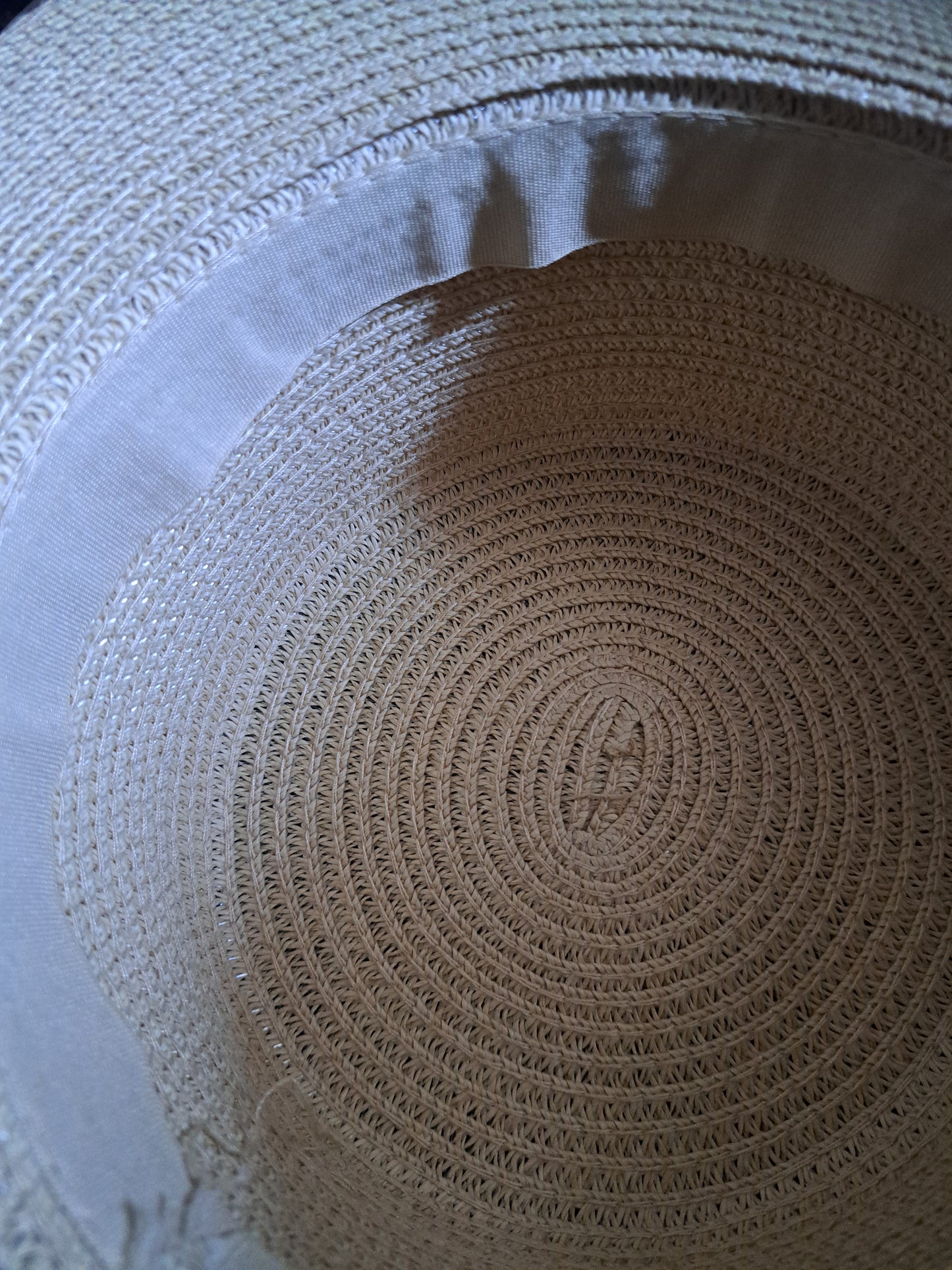 Chapeau rond style paille, beige et brun