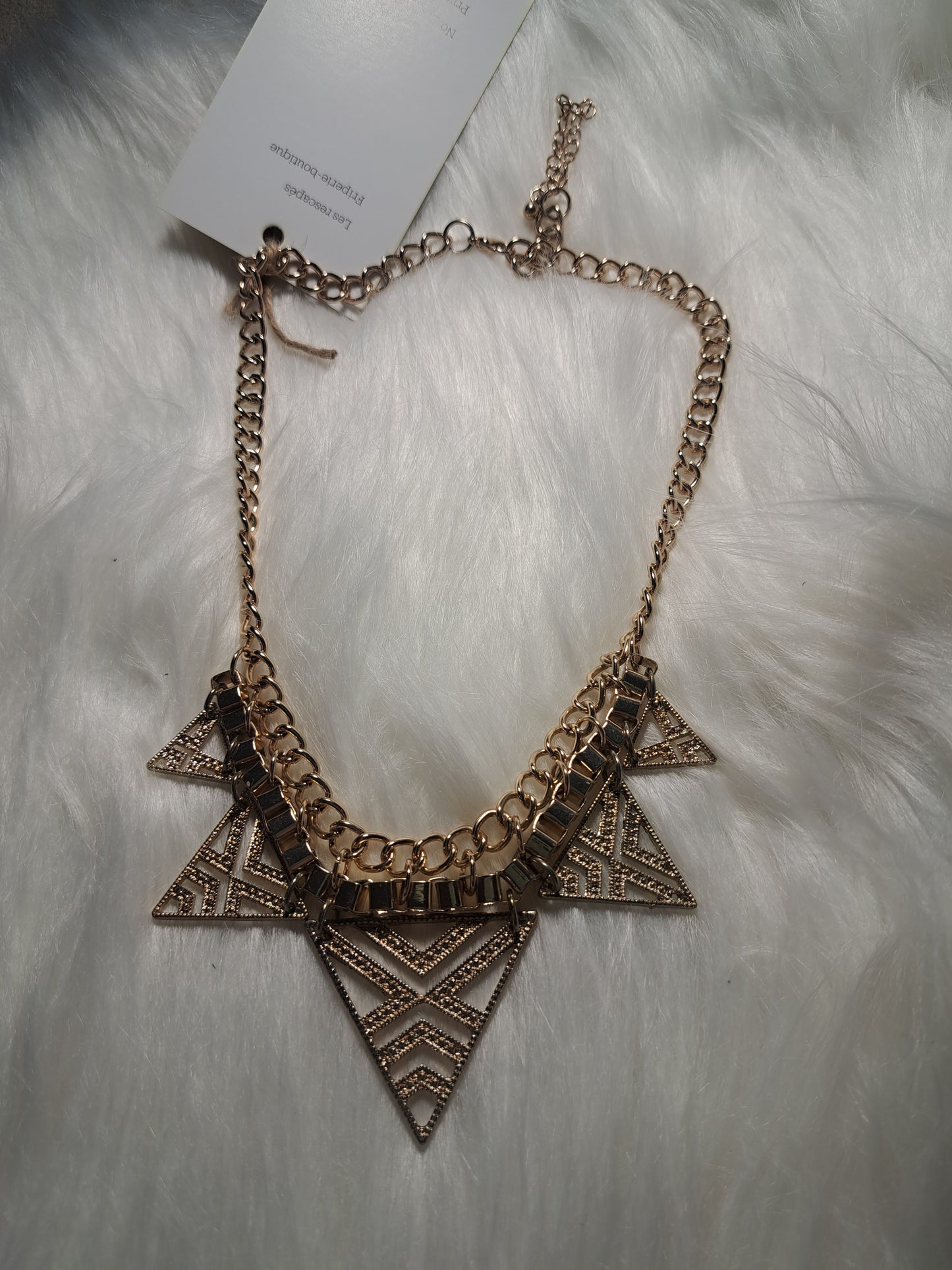 Collier doré avec motifs triangles