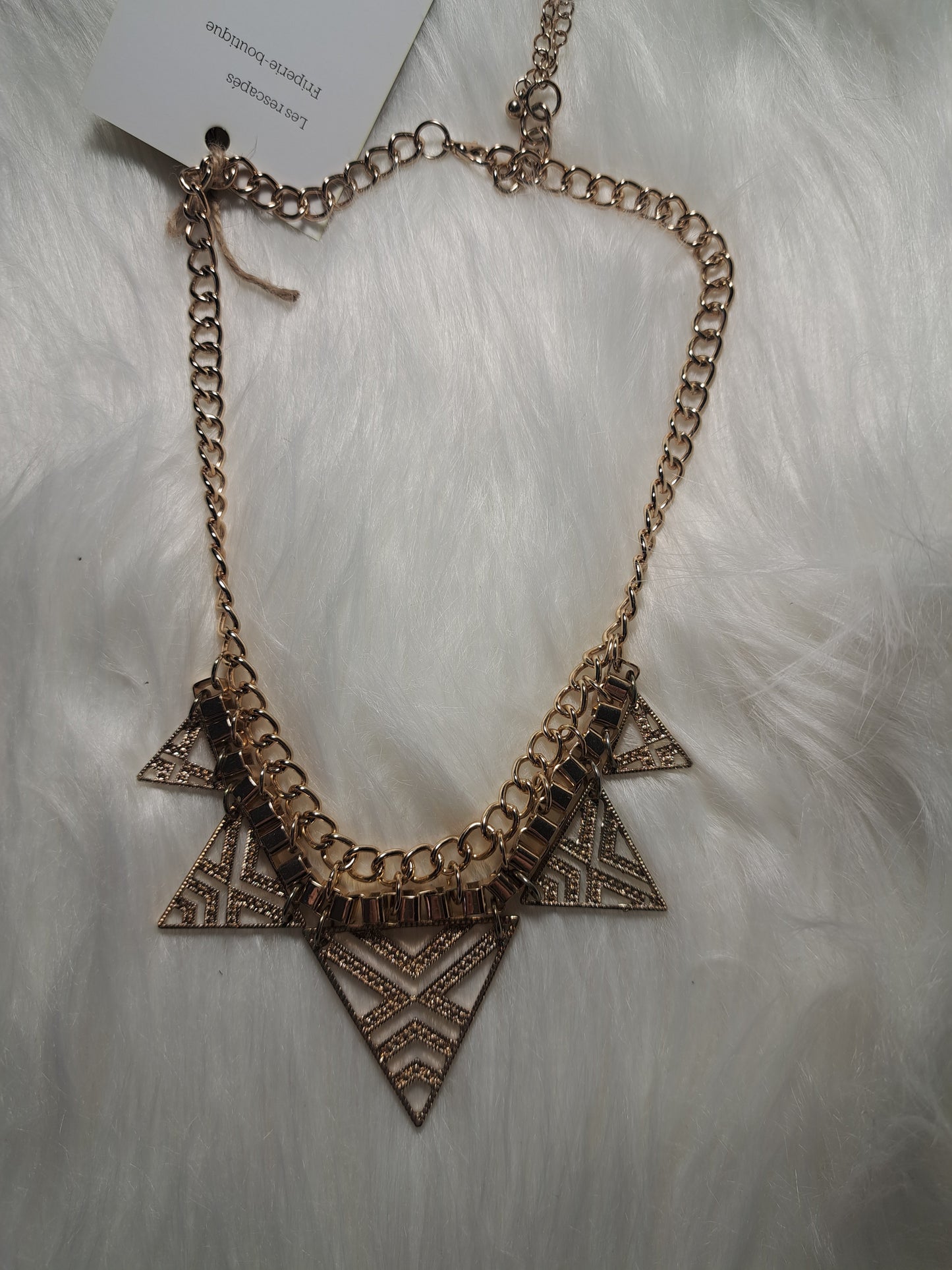 Collier doré avec motifs triangles