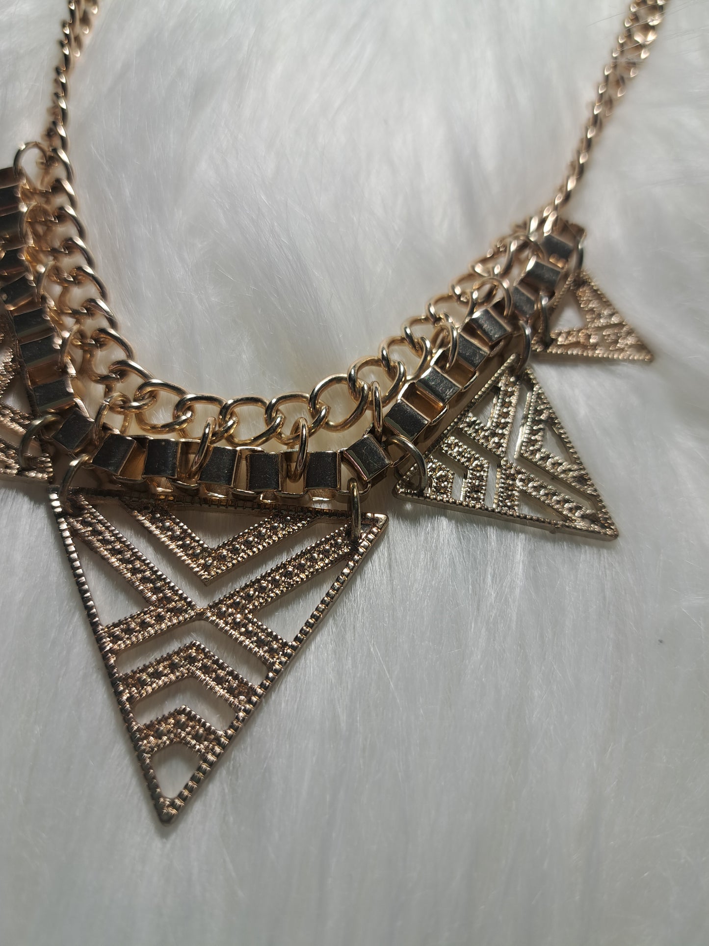 Collier doré avec motifs triangles