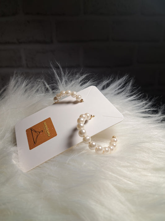 Boucles d'oreilles rondes avec fausses perles blanches