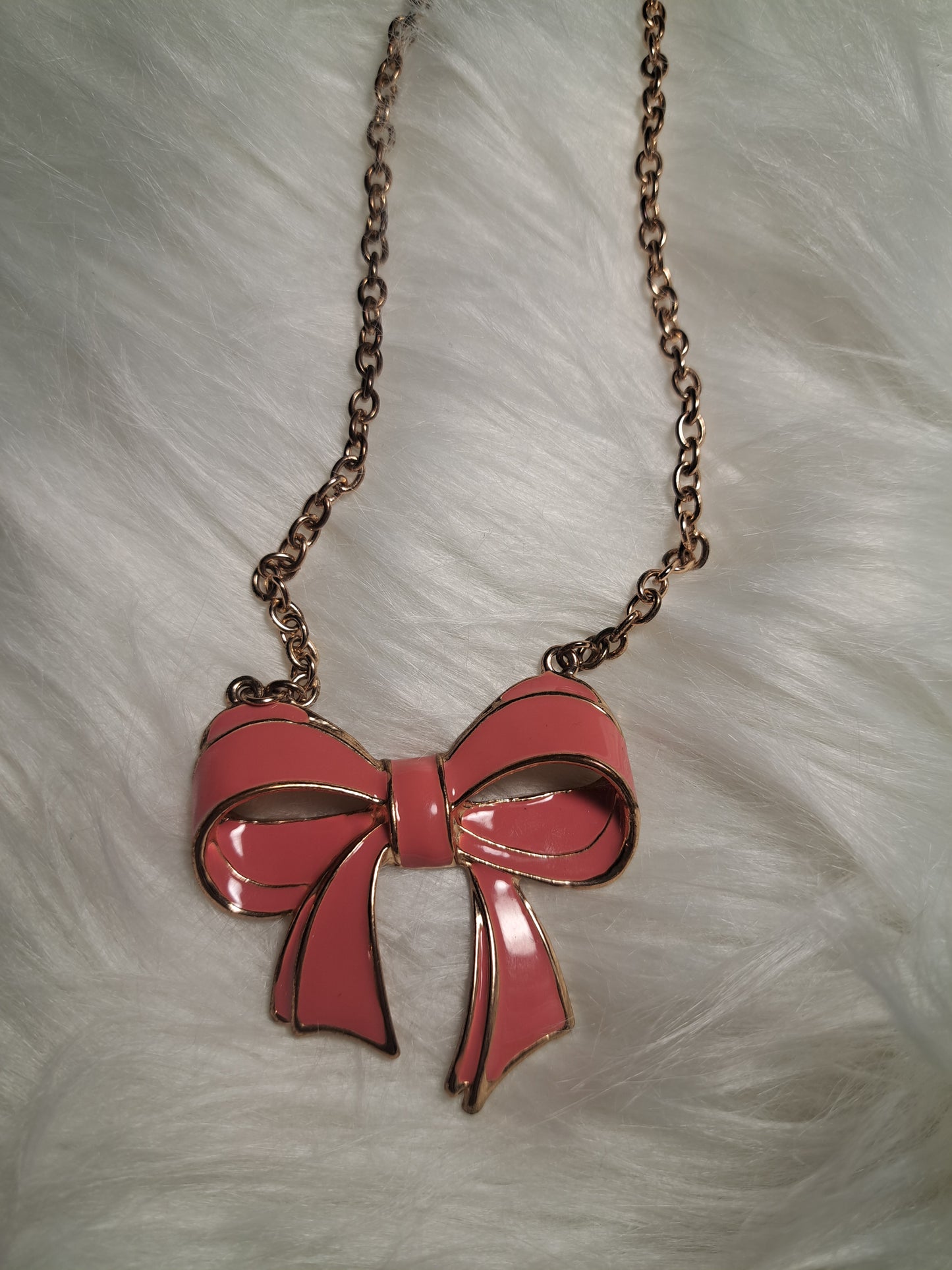 Collier avec pendentif rose en forme de boucle