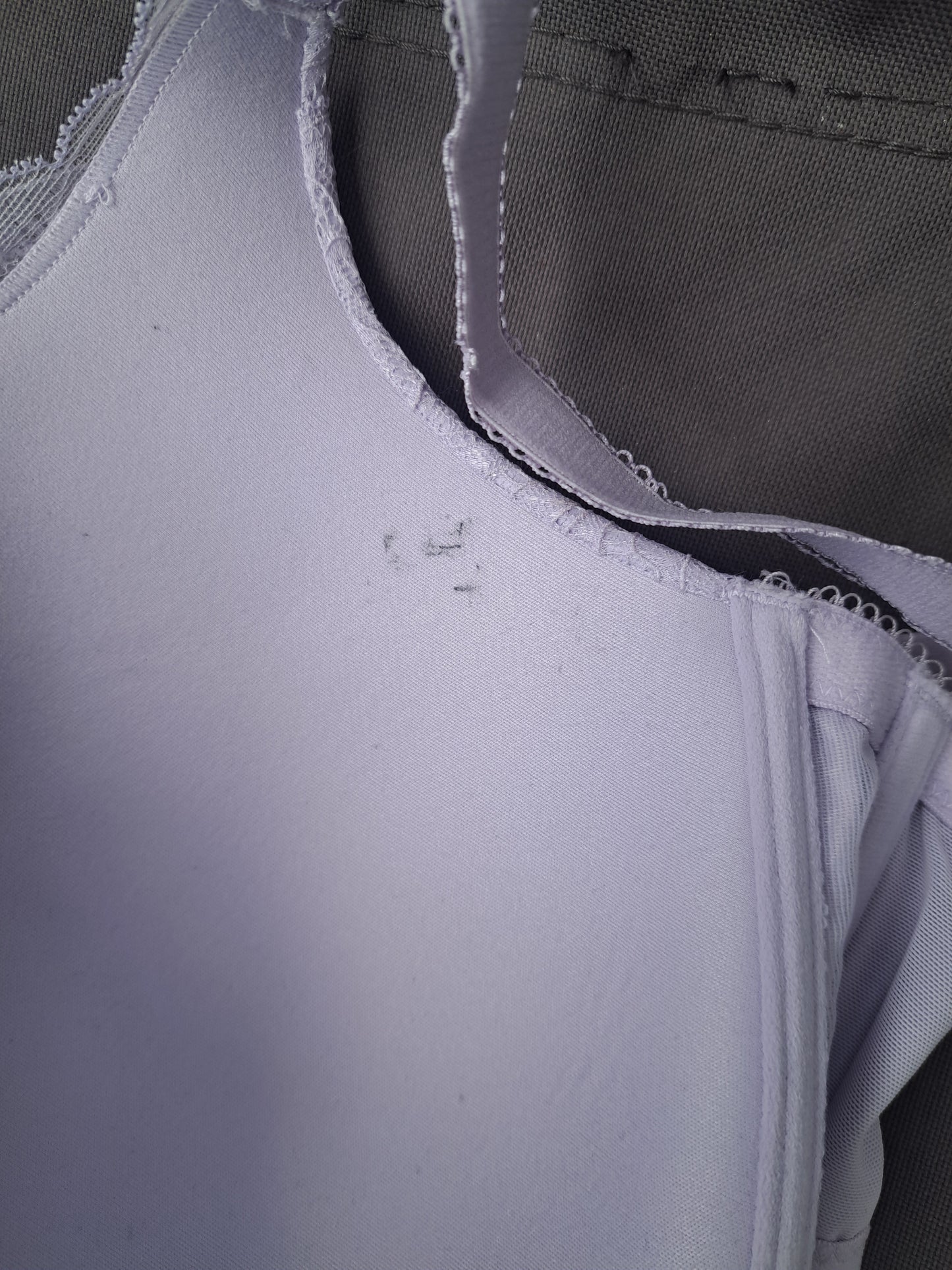 Soutien-gorge lilas avec étiquette
