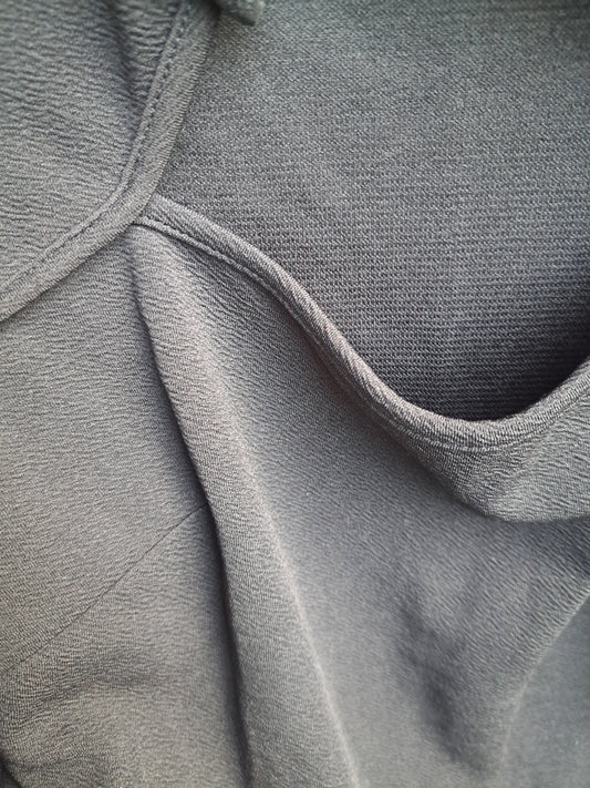 Robe noire à manches longues, avec ouverture devant