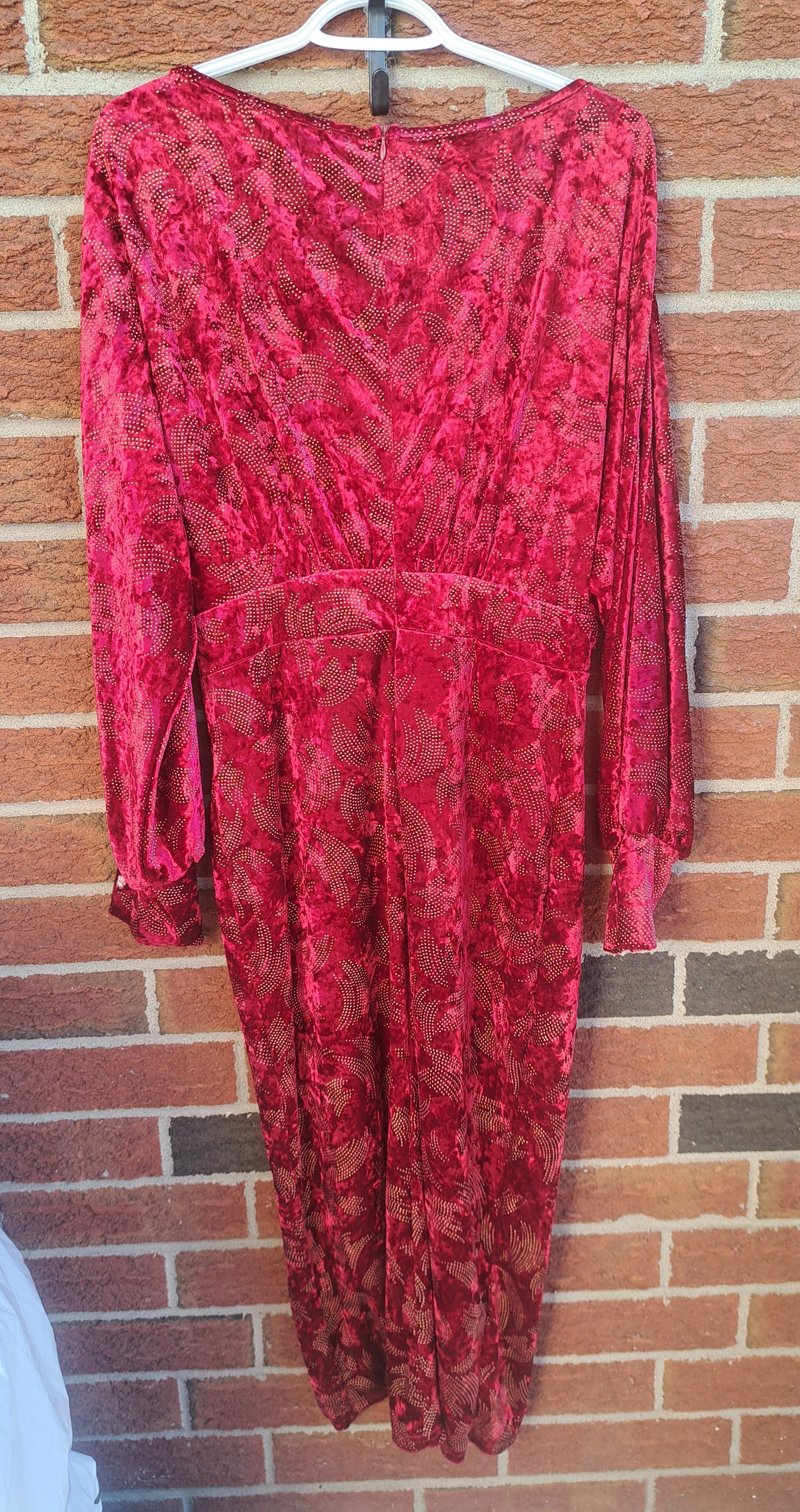 Robe rouge à manches longues avec points dorés