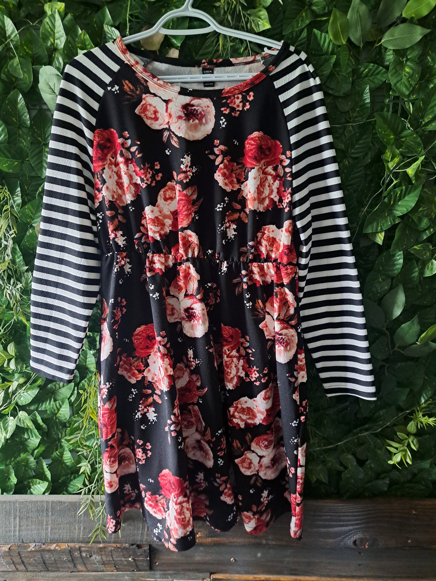 Robe noire avec fleurs et rayée