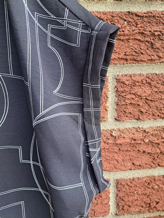 Chemise noire et blanche à manches courtes
