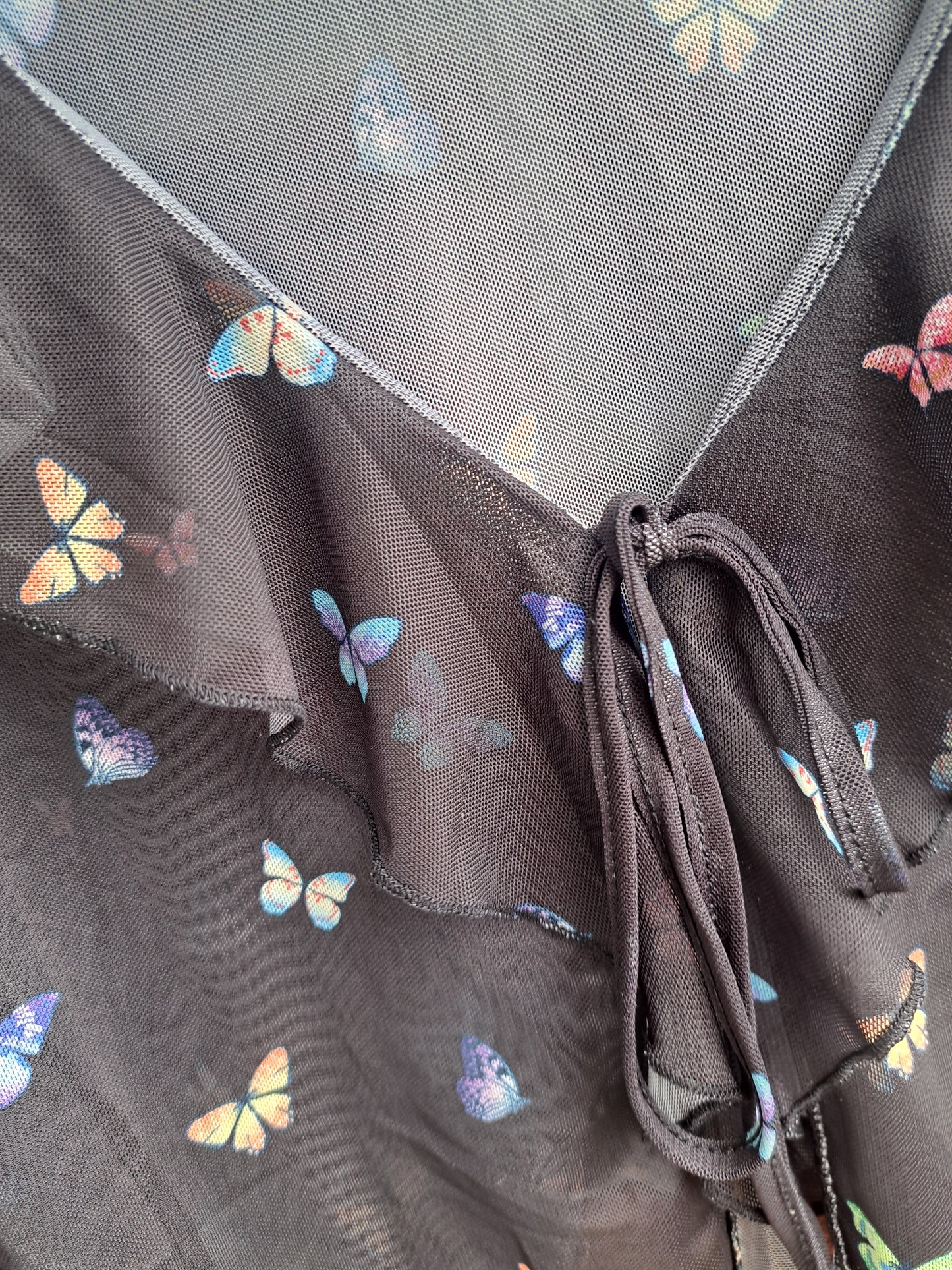 Cardigan noir semi-transparent croptop avec papillons