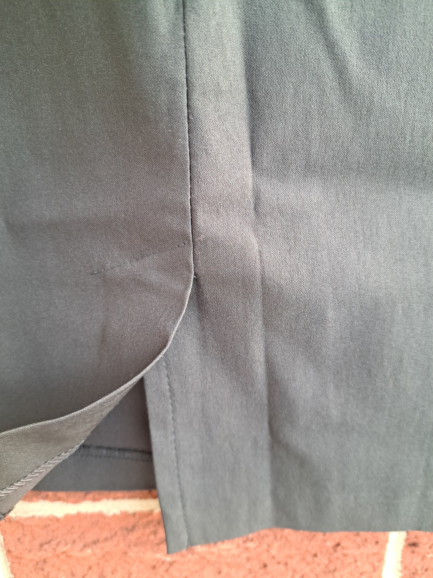 Jupe grise foncée avec fausse ceinture et fente dans le bas