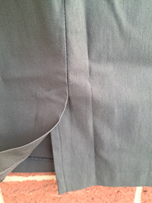 Jupe grise foncée avec fausse ceinture et fente dans le bas