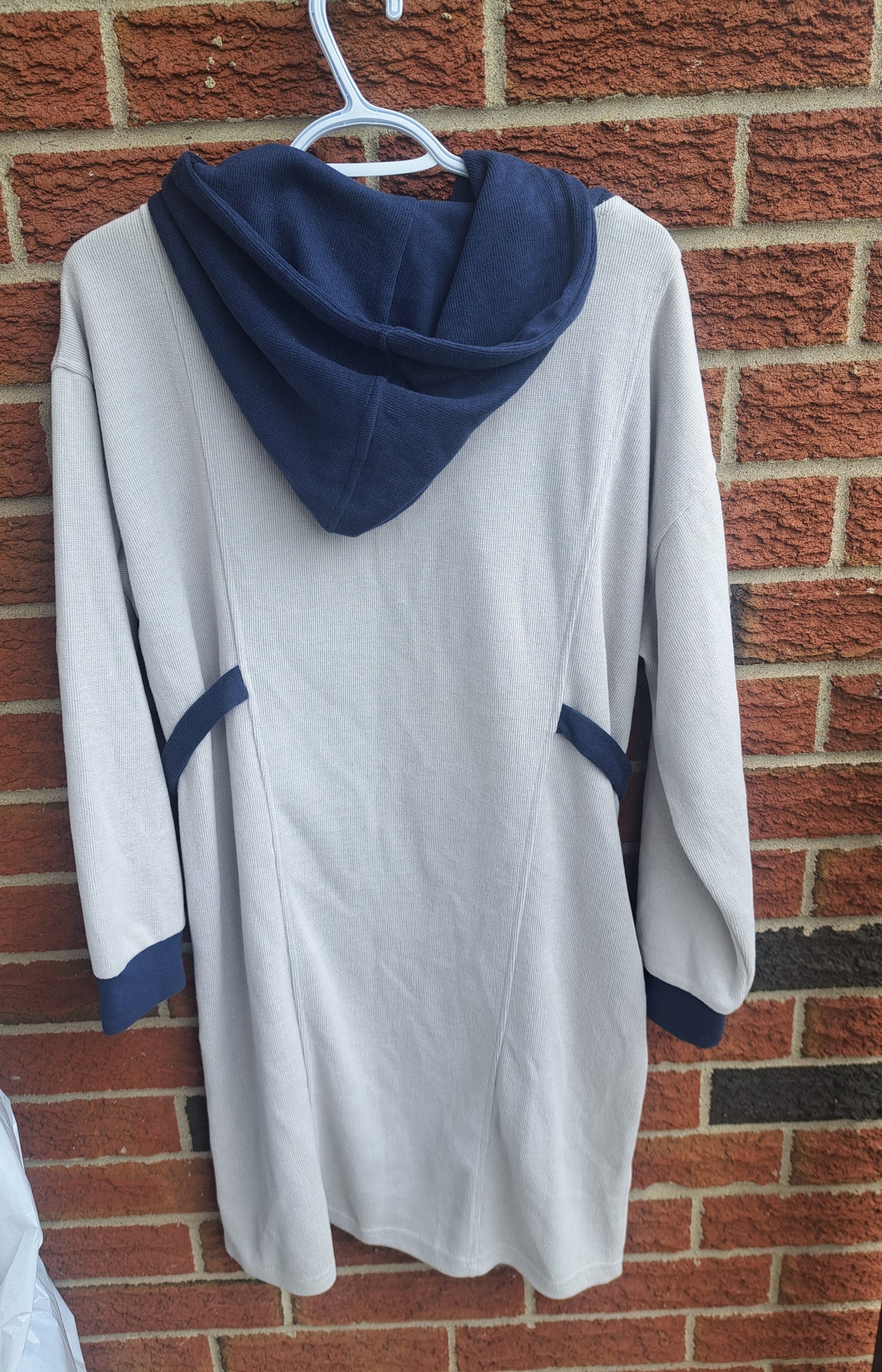 Robe grise et bleue avec capuchon