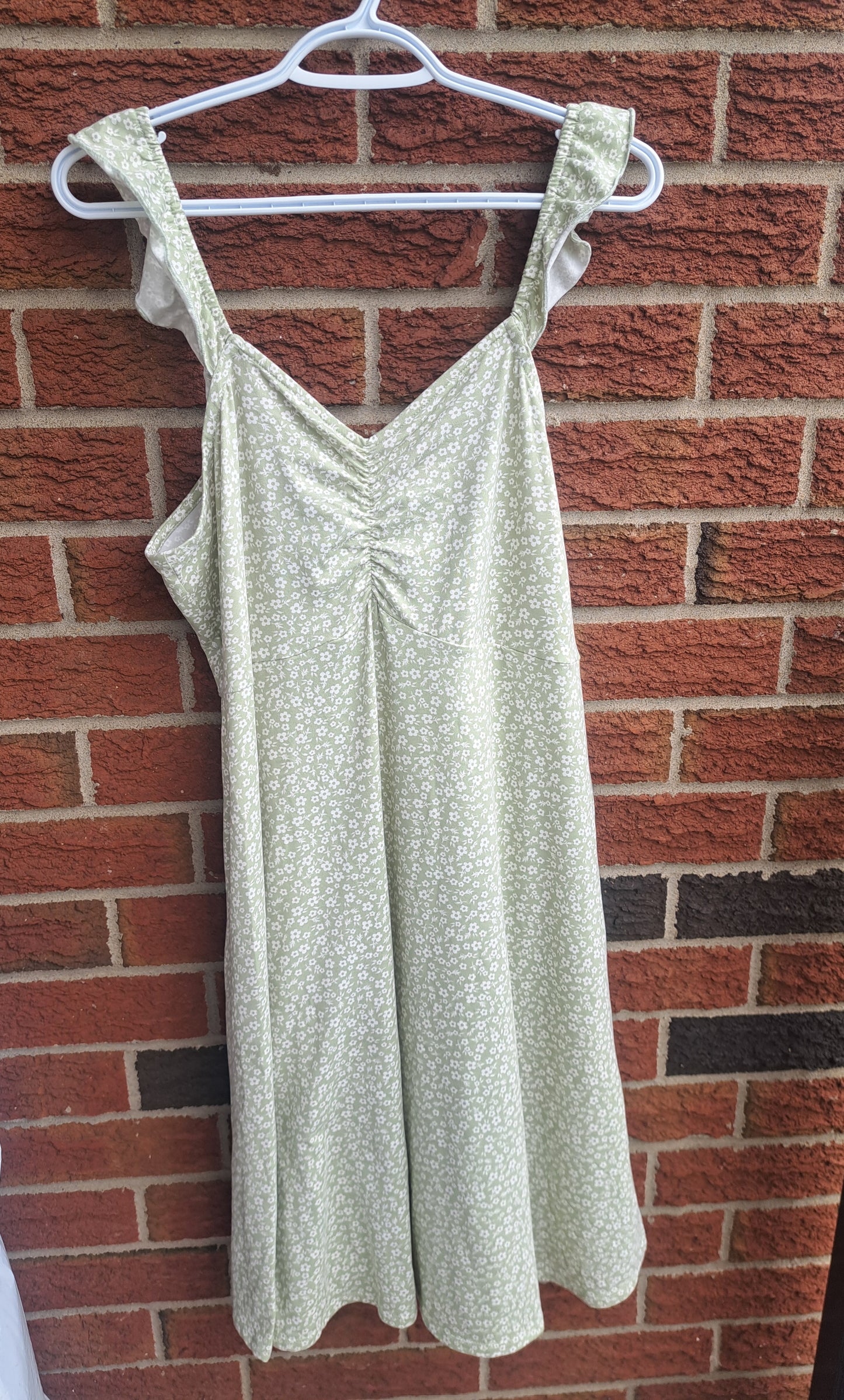 Robe verte pâle et blanche sans manches