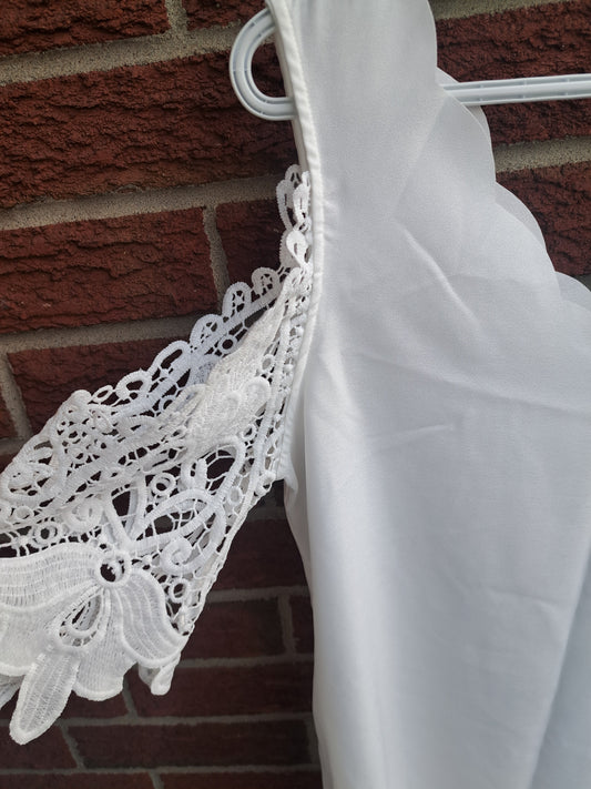 Robe blanche avec dentelle sans étiquettes