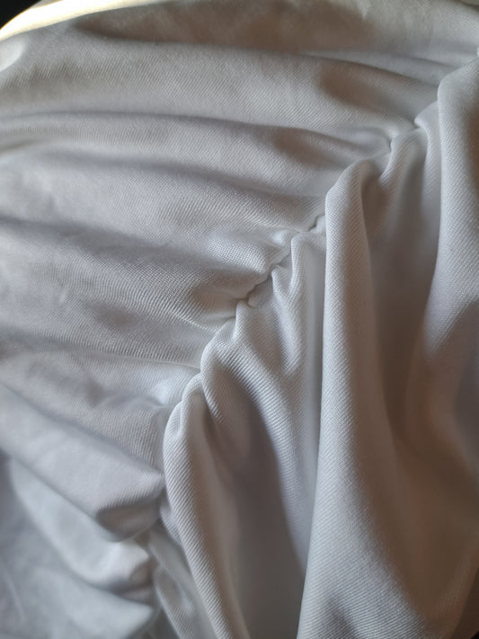 Robe blanche ouverte dans le dos à manches longues