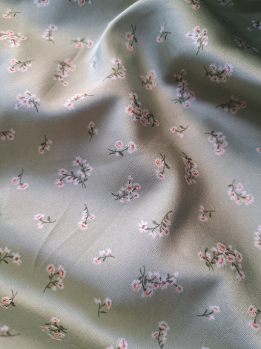 Camisole satinée verte fleurie