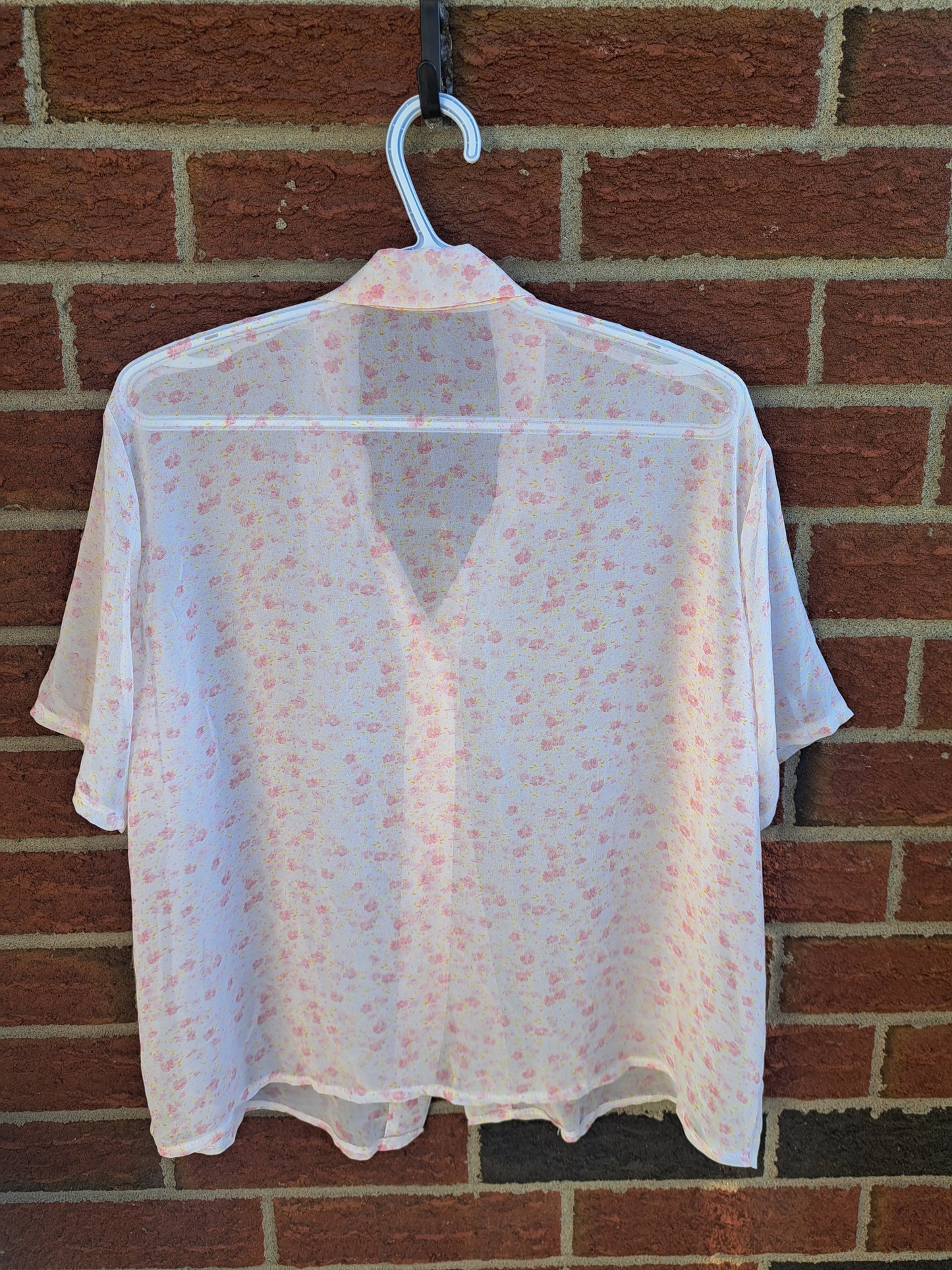 Chemise à manches courtes blanche et rose transparente
