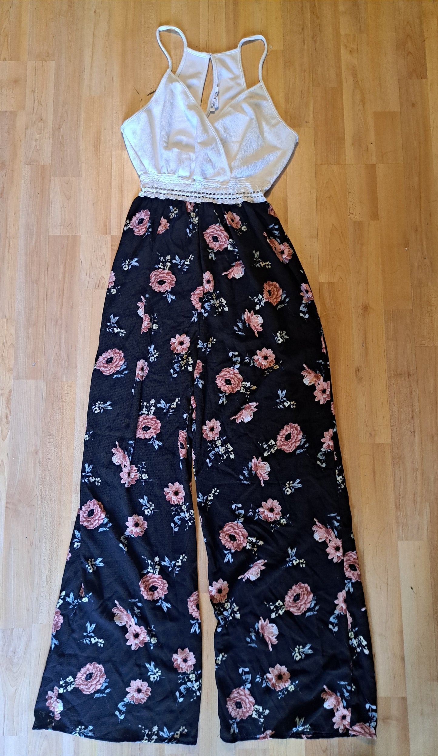One-piece haut blanc, bas noir avec motif de fleurs