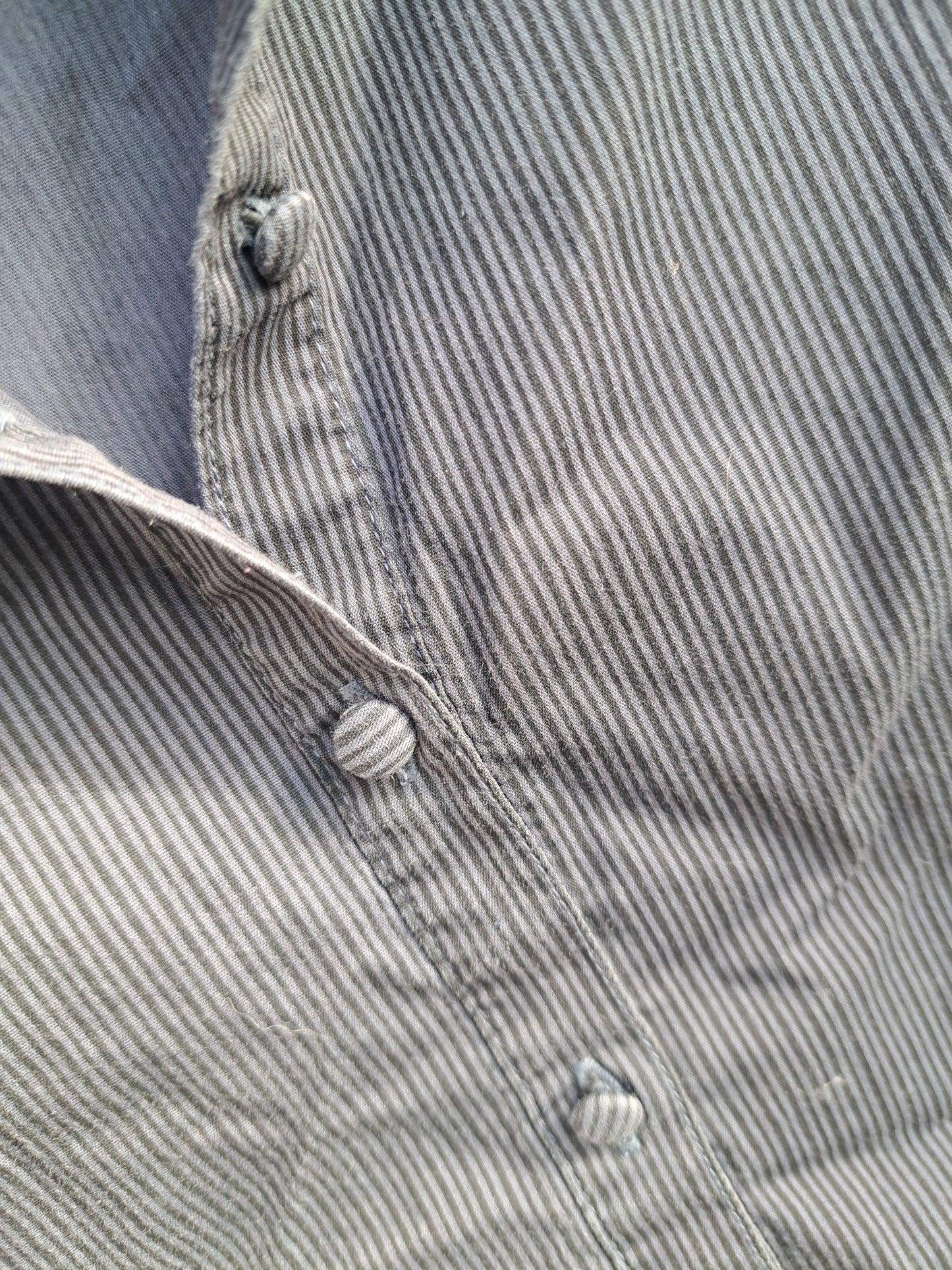 Chemise grise foncée lignée dynamite