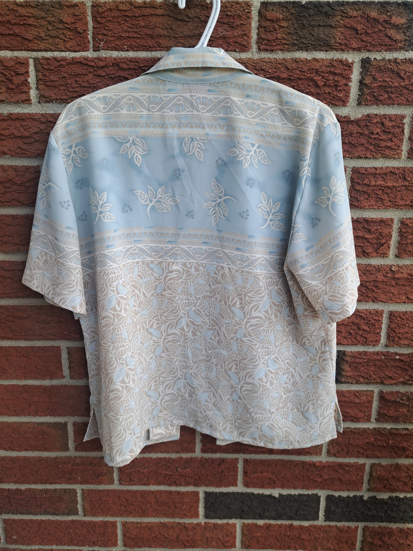 Chemise bleue pâle et beige à manches courtes