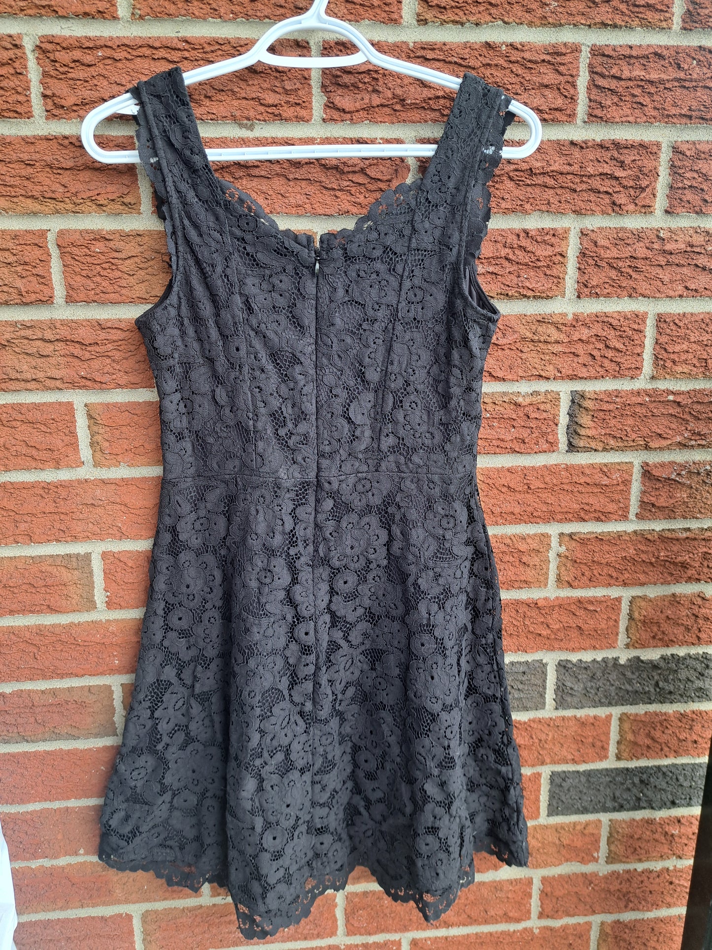 Robe noire avec dentelles sans manches