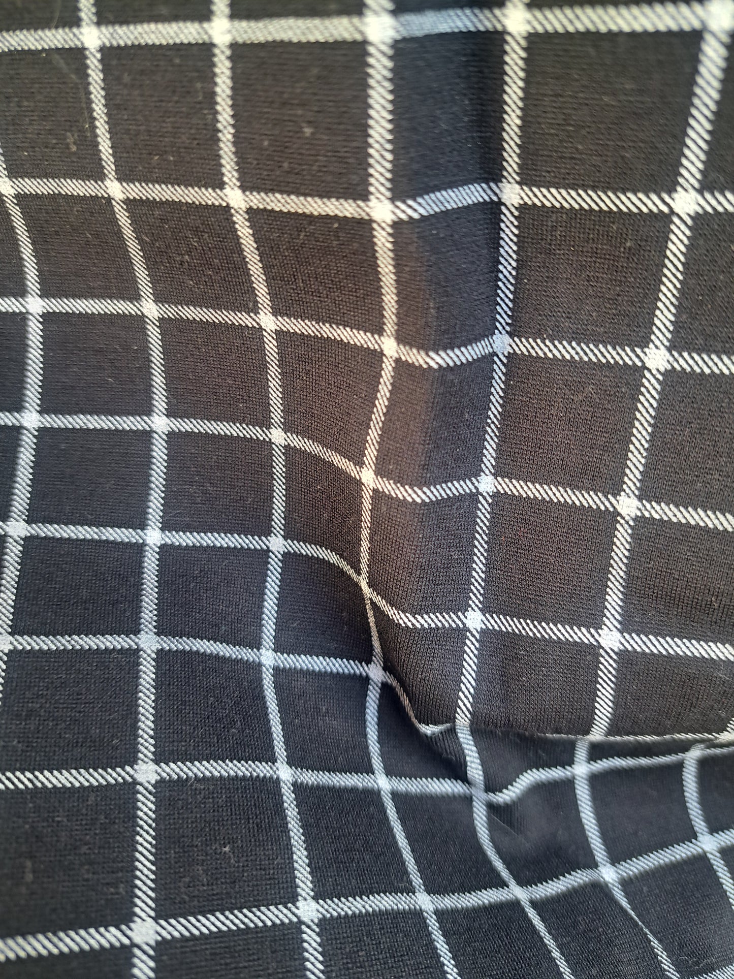 Pantalon serré noir et blanc à carreaux