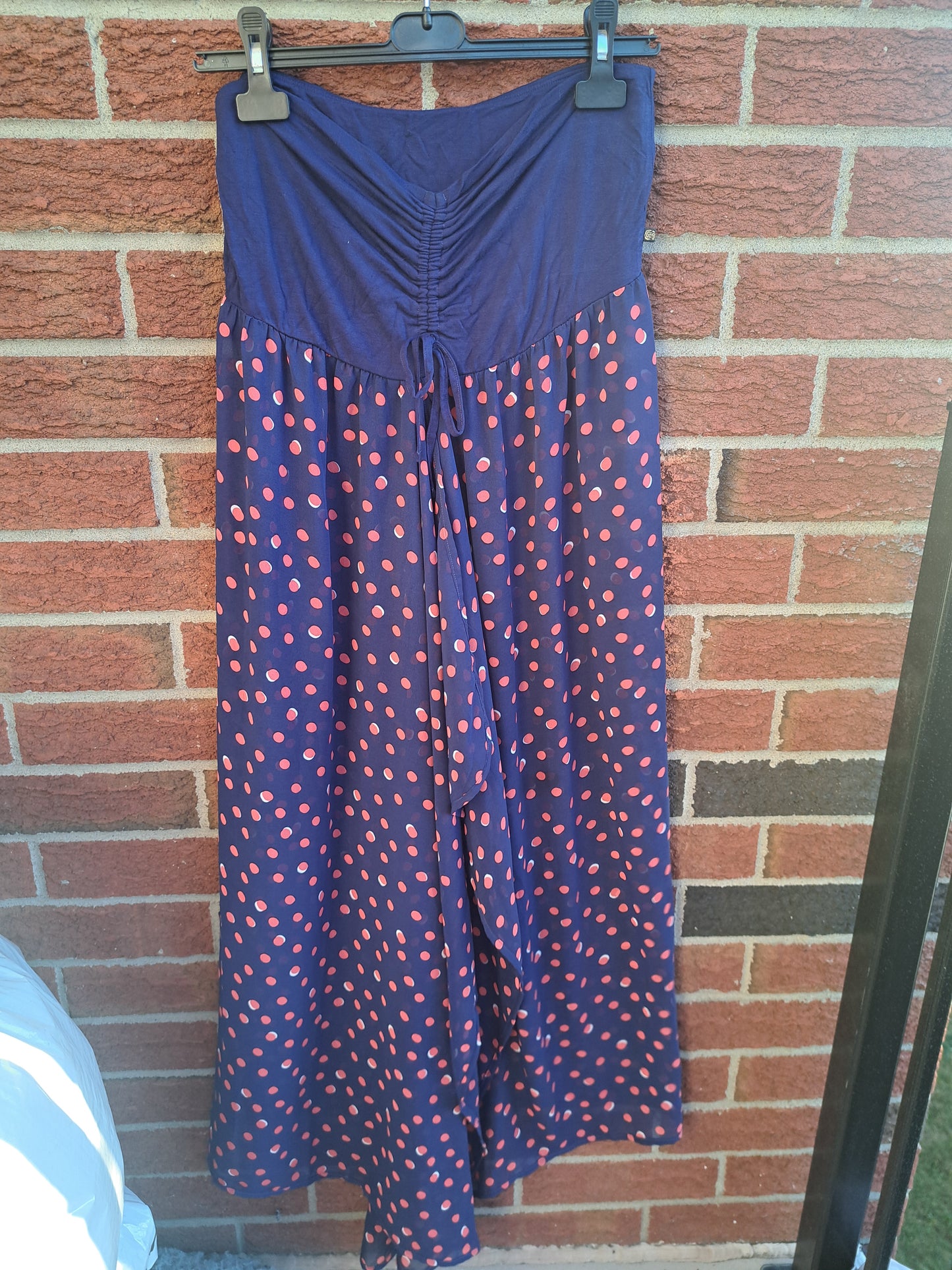 Robe bleue, par-dessus de maillot