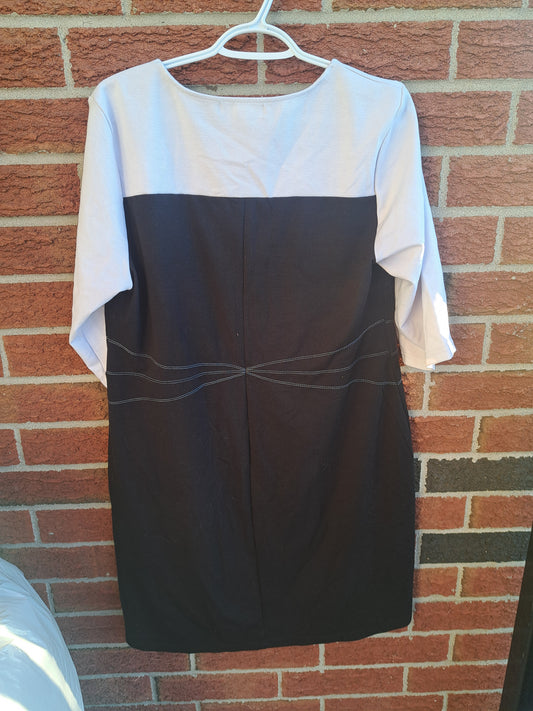 Robe blanche et noire avec simili cuir