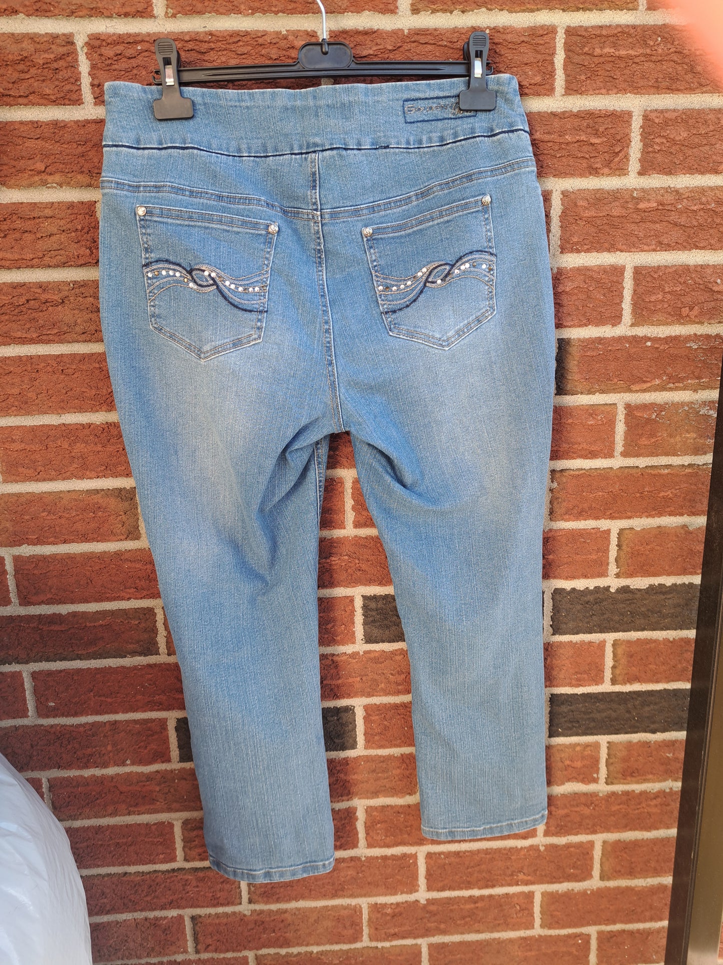 Jeans bleu pâle style jegging avec petits diamants