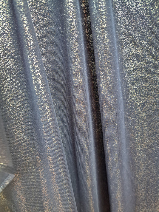 Robe noire et dorée à col rond sans manches