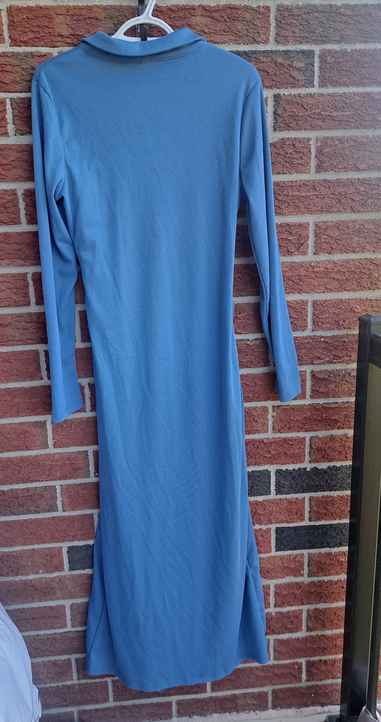 Robe longue bleue à manches longues