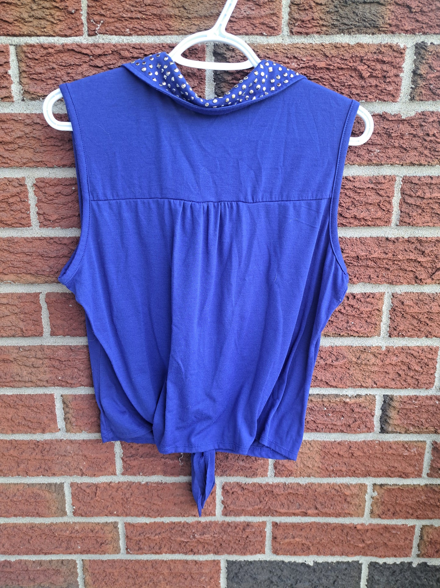 Chandail bleu sans manches avec noeud