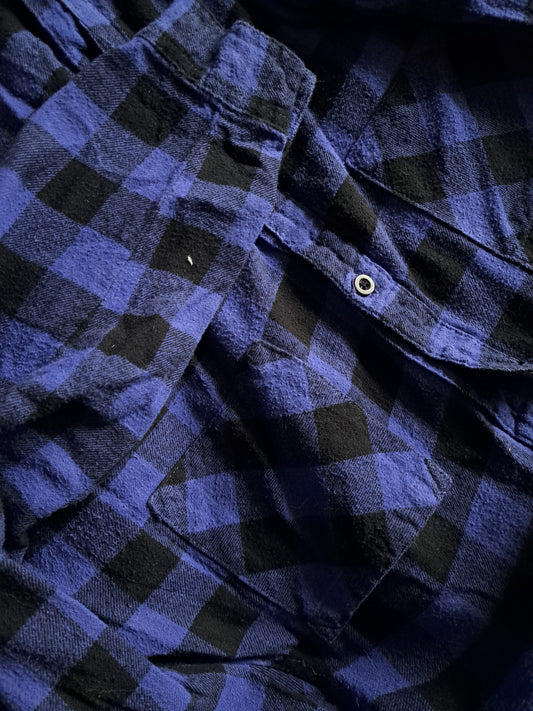Chemise à carreaux bleue et noire