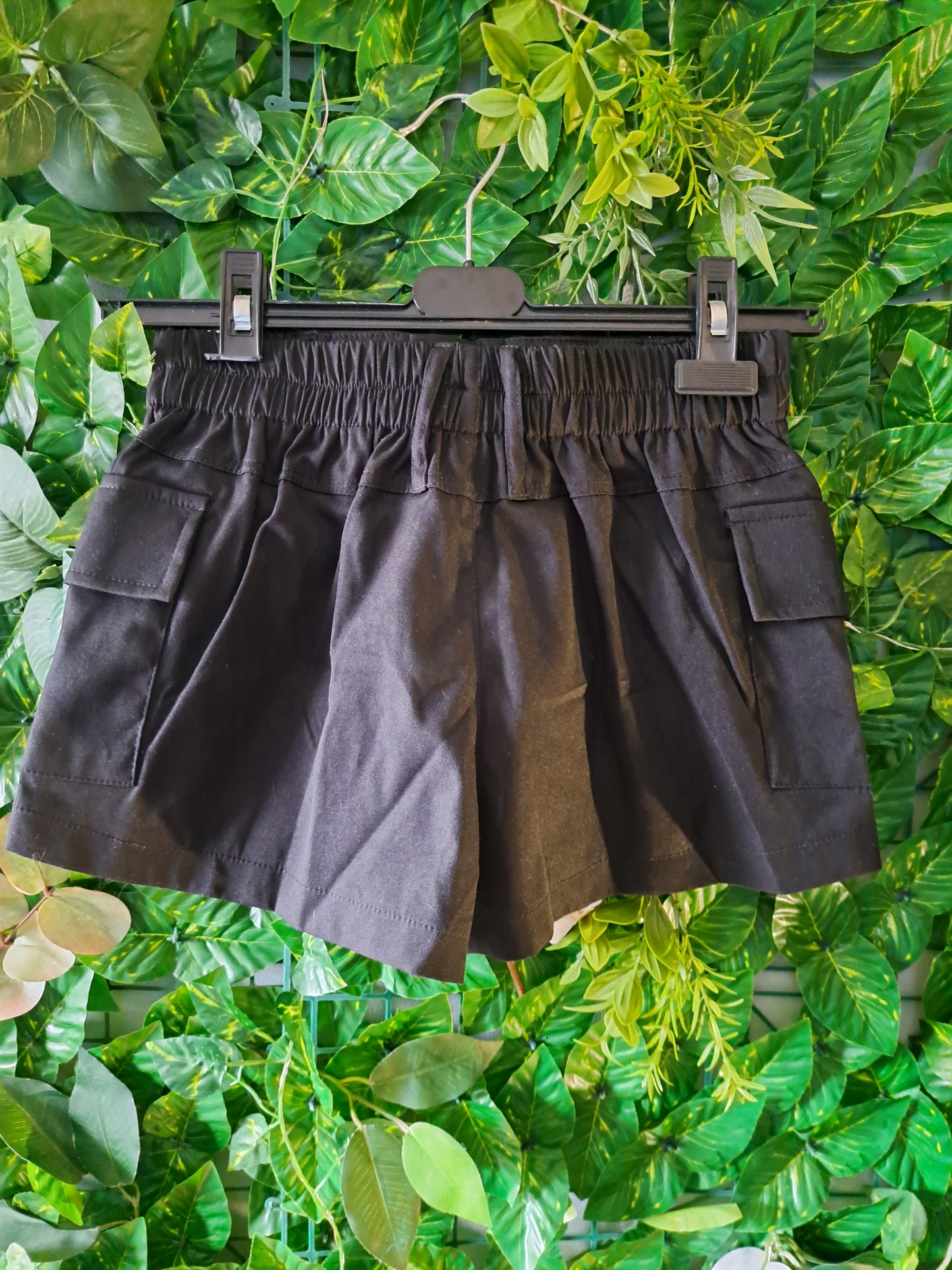 Short noir court et serré à la taille