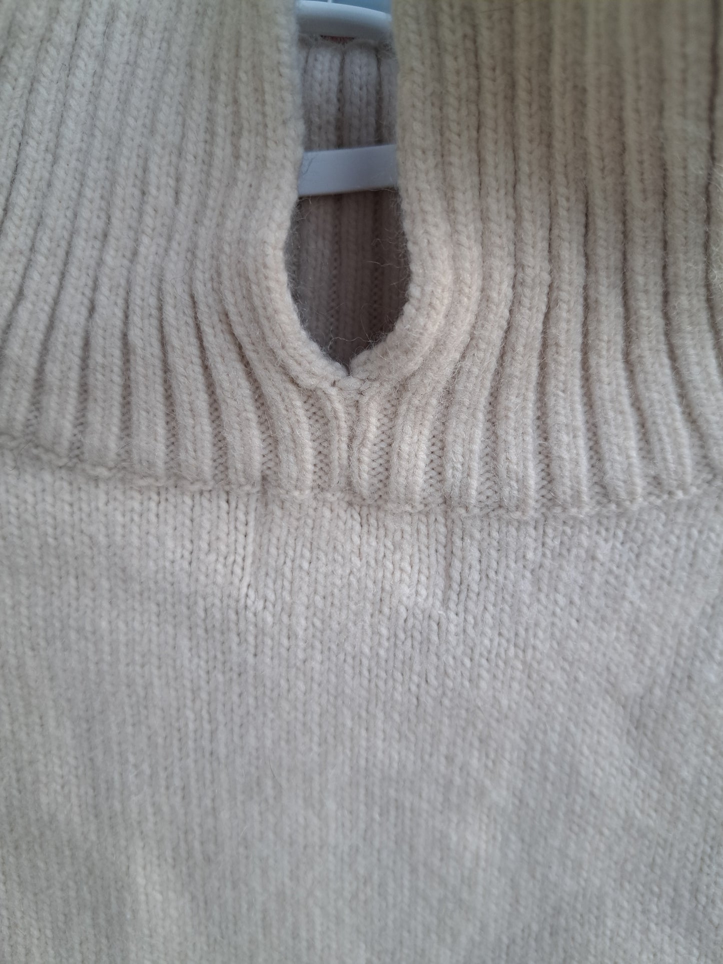 Chandail chaud blanc crème, col V avec fente dans le bas