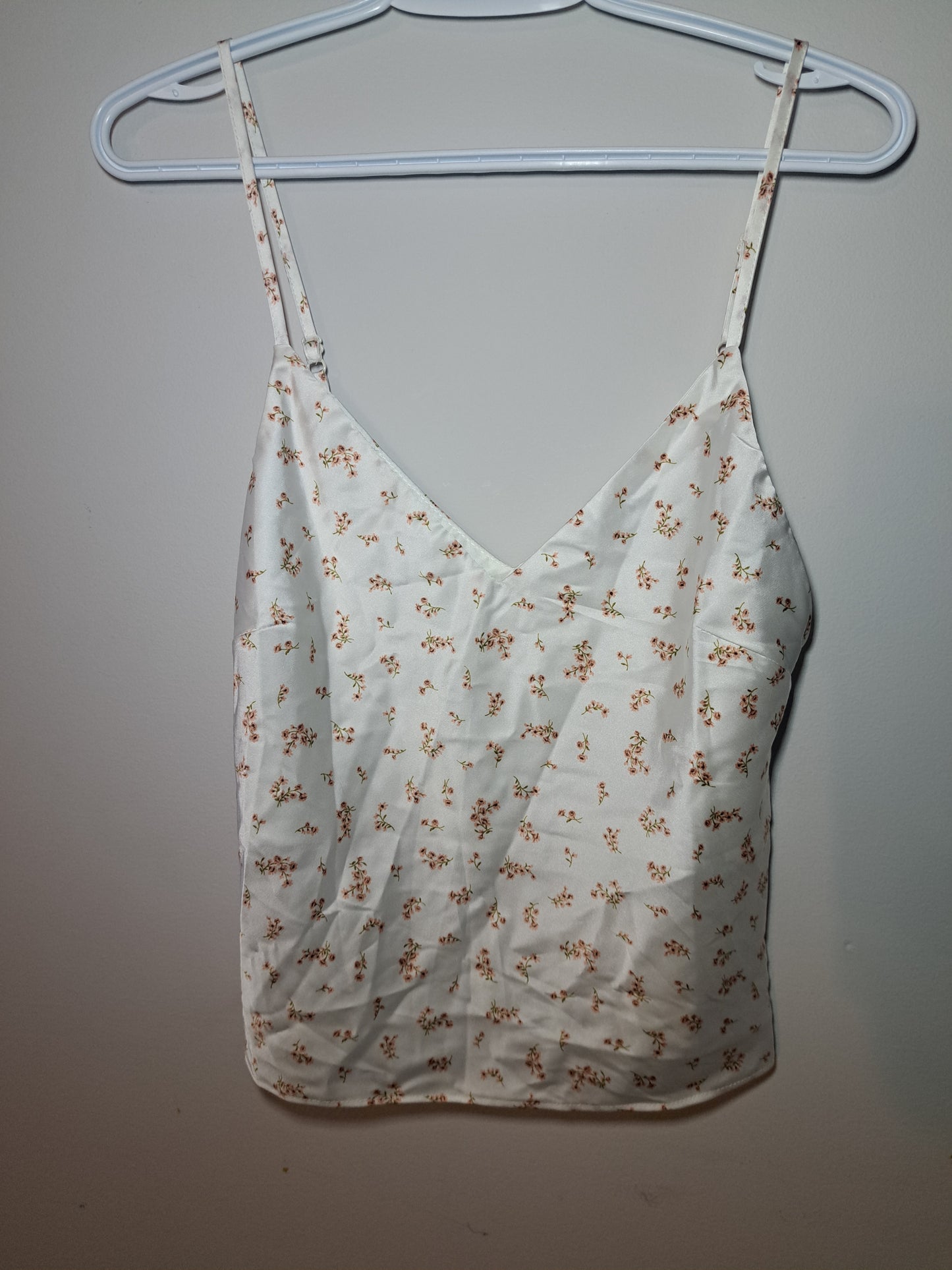 Camisole blanche style satin fleuri