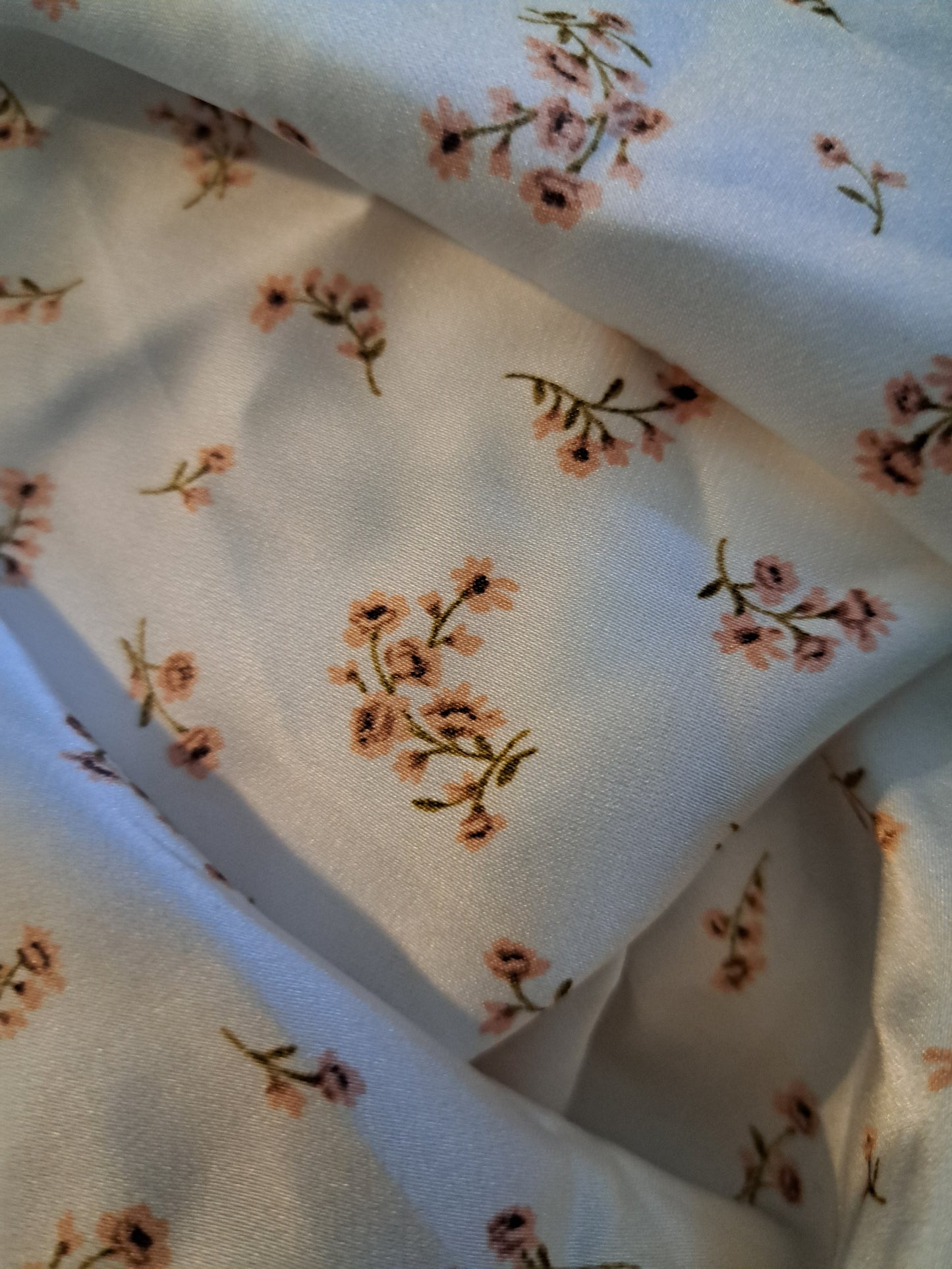 Camisole blanche style satin fleuri