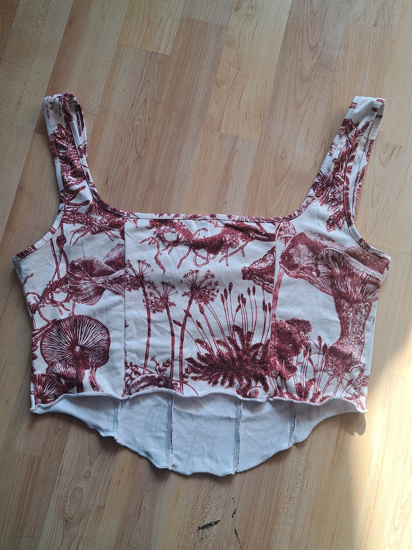 Camisole style corset blanche avec motifs rouges