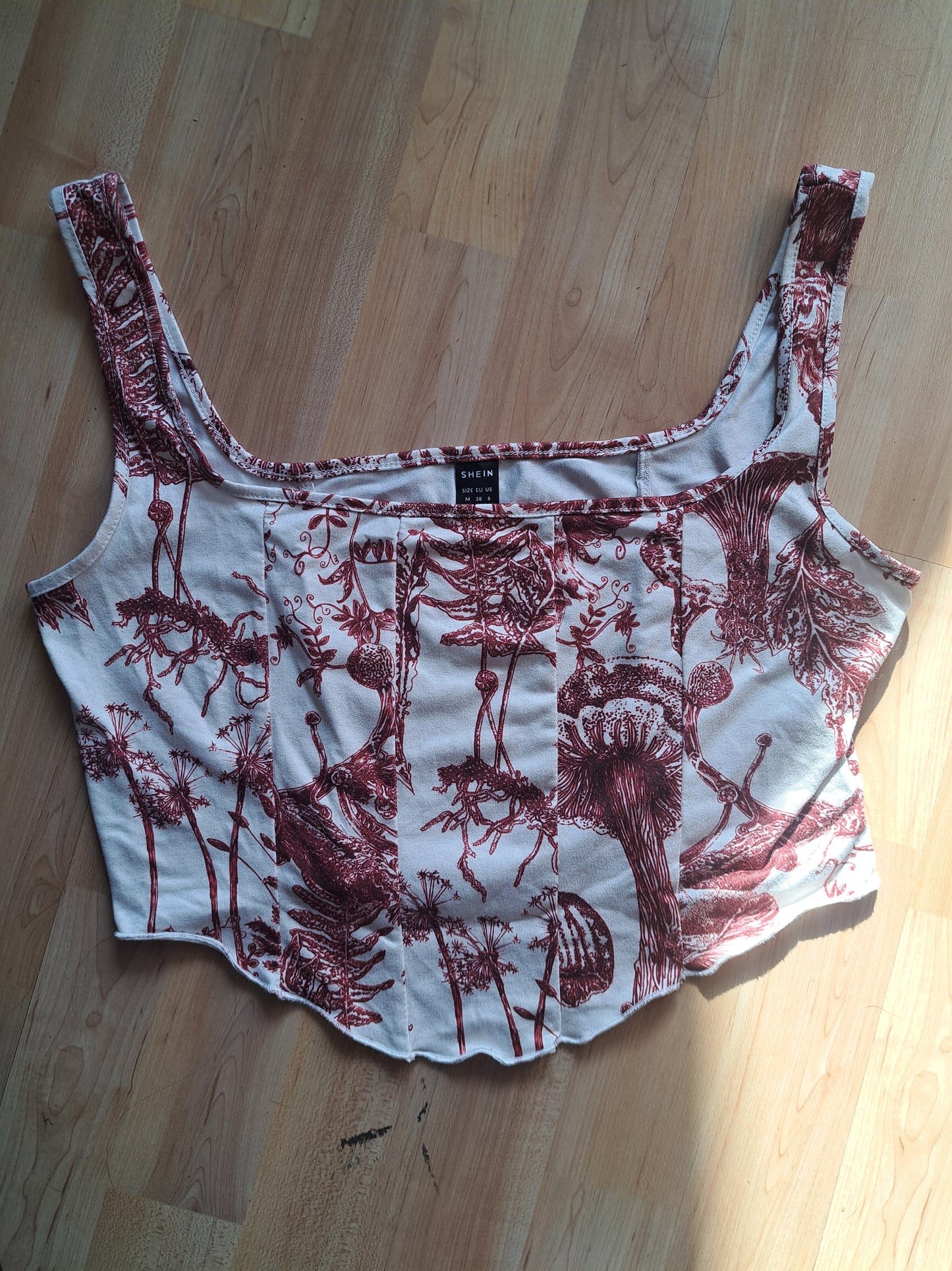 Camisole style corset blanche avec motifs rouges