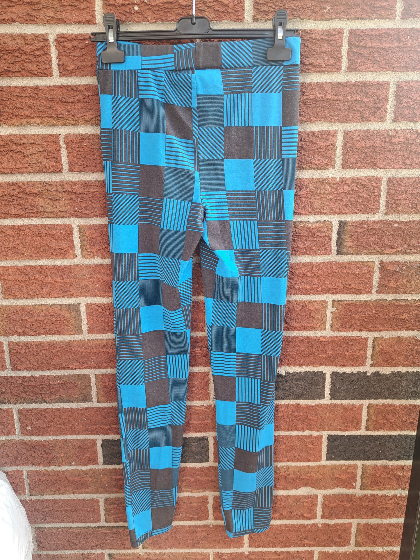 Pantalon style legging à carreaux bleu et noir
