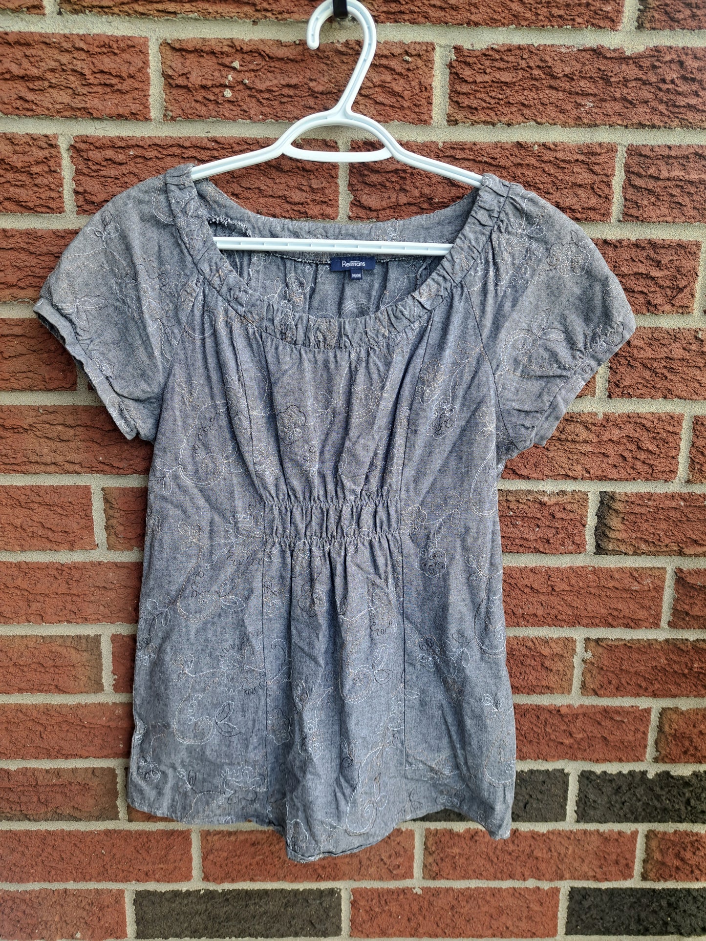 Chandail gris manches courtes bouffantes avec broderies