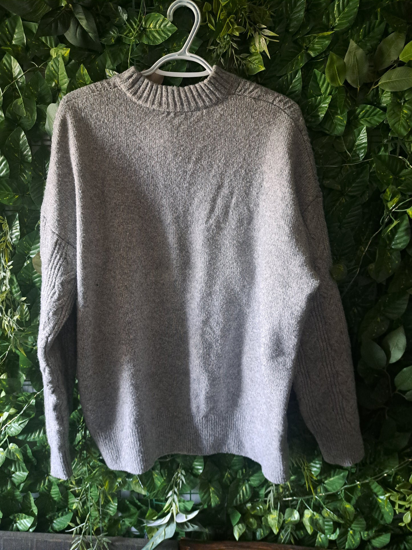 Chandail de laine gris pâle à manches longues