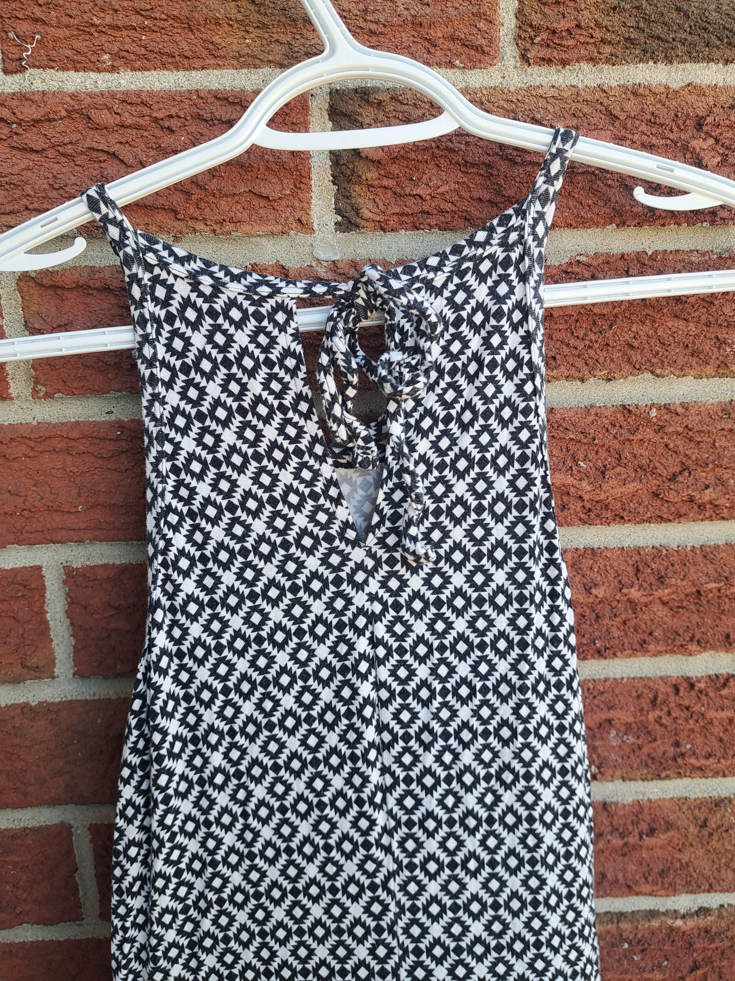 Robe longue ample sans manches noire et blanche