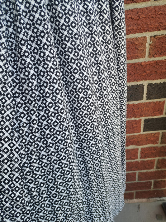 Robe longue ample sans manches noire et blanche