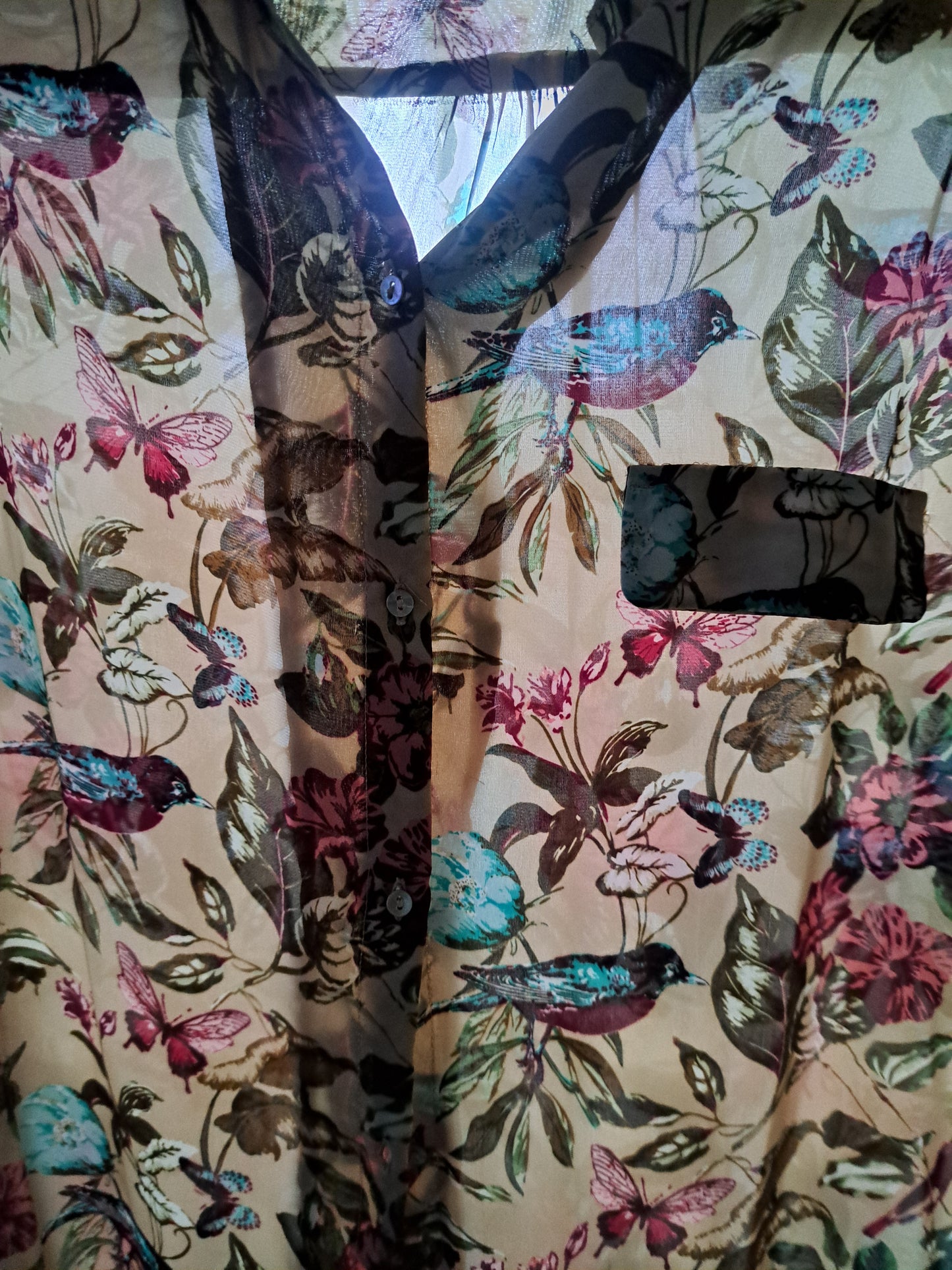 Chemise dorée avec motifs fleuris et oiseaux
