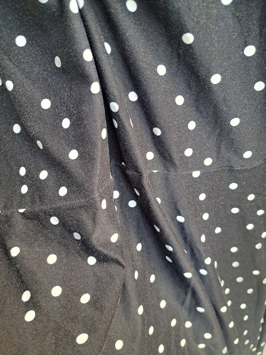 Robe noire à pois blancs manches courtes