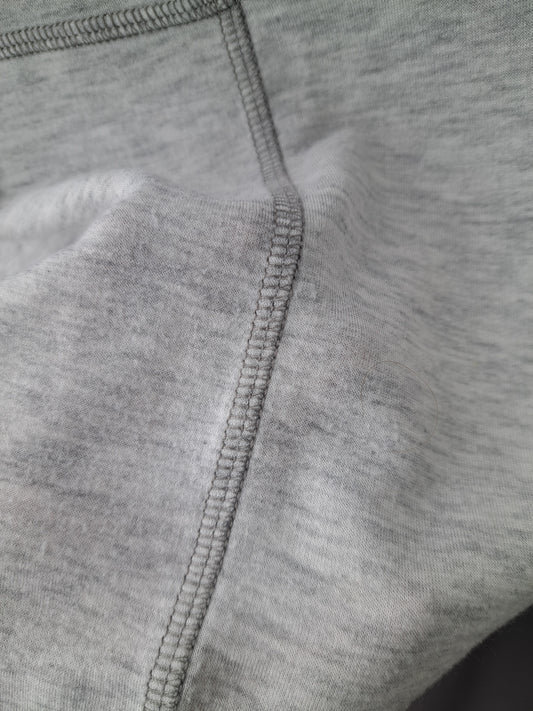 Chandail gris pâle à manches longues avec coutures apparentes